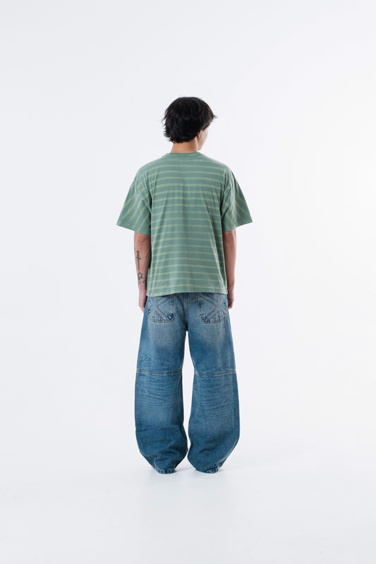 Modelo de costas vestindo a Circus Staff Green Classic Tee listrada verde