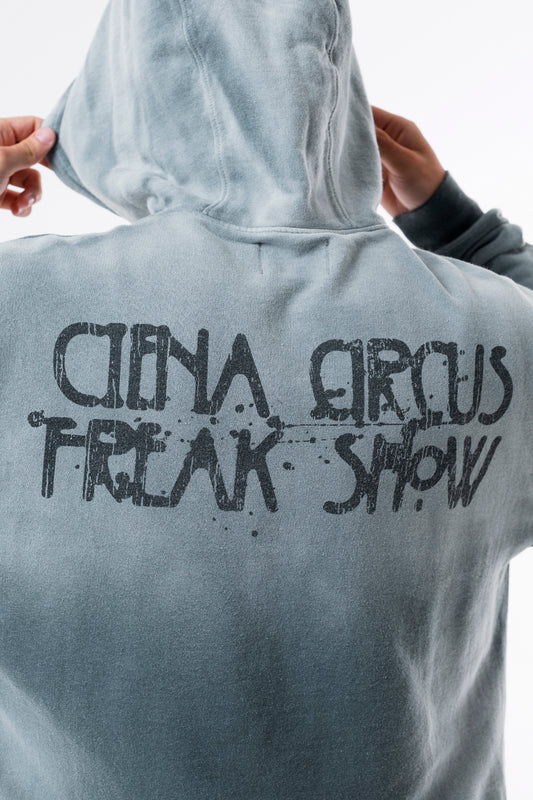 Detalhe do lettering Ciena Circus Freak Show nas costas do Aspalth Hoodie