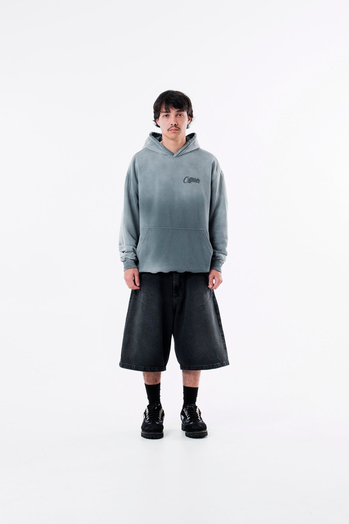 Modelo veste o Aspalth Hoodie cinza, vista frontal em outro angulo