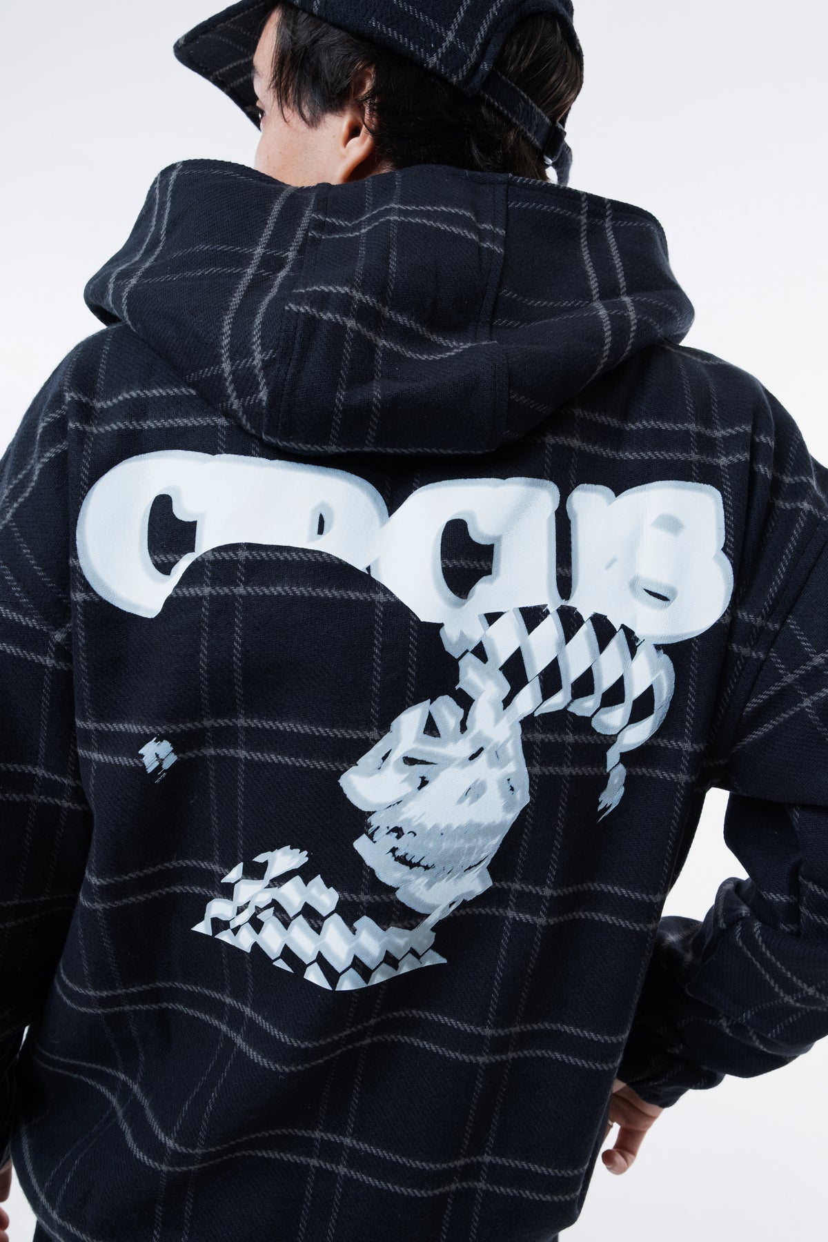 Detalhe da arte do bobo da corte e do lettering nas costas do Joker Xadrez Hoodie