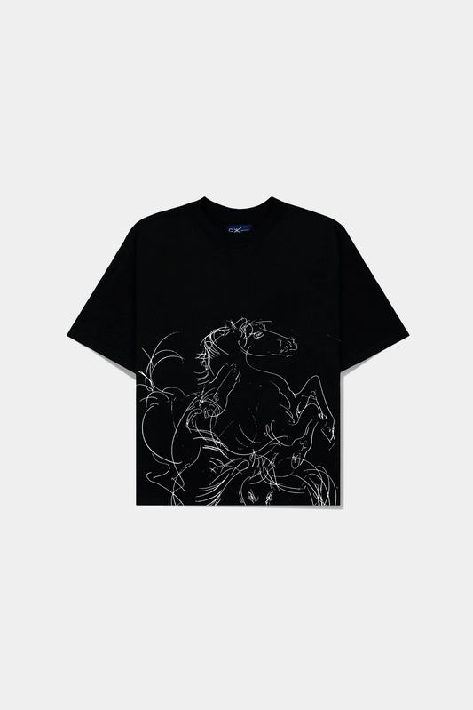 Camiseta Cheval Black Heavy Tee preta deitada, com a ilustracao do cavalo em tracos claros