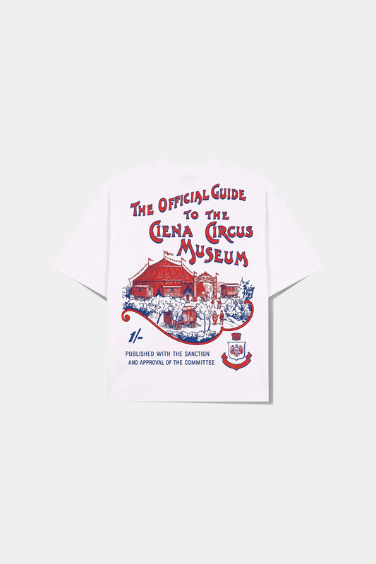 Camiseta Circus Newspaper Heavy Tee off-white deitada, com a arte de cartaz antigo de circo nas costas