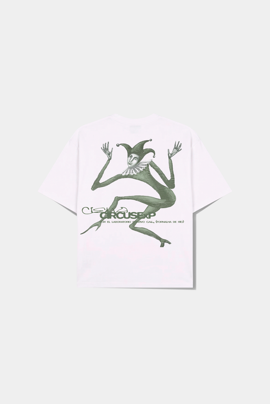 Camiseta Triboulet Classic Tee off-white deitada, com a arte verde do bobo da corte nas costas