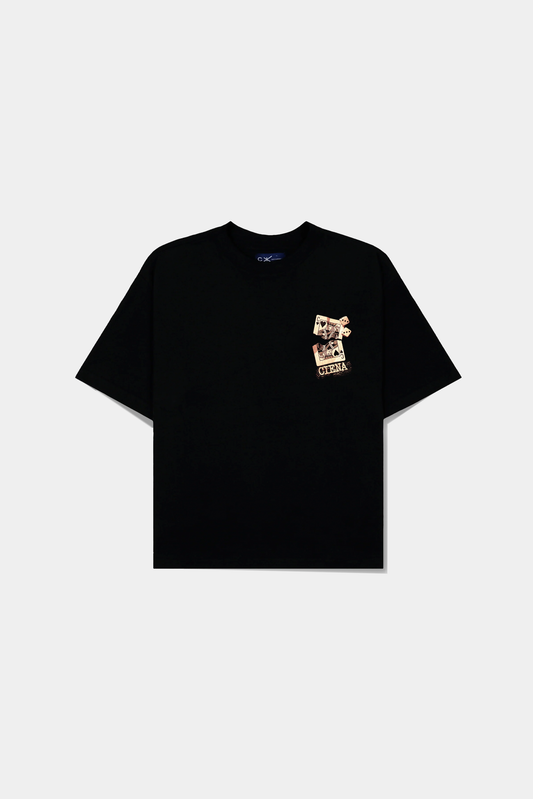 Camiseta Jeu Magique Heavy Tee preta deitada, lado com estampa pequena no peito