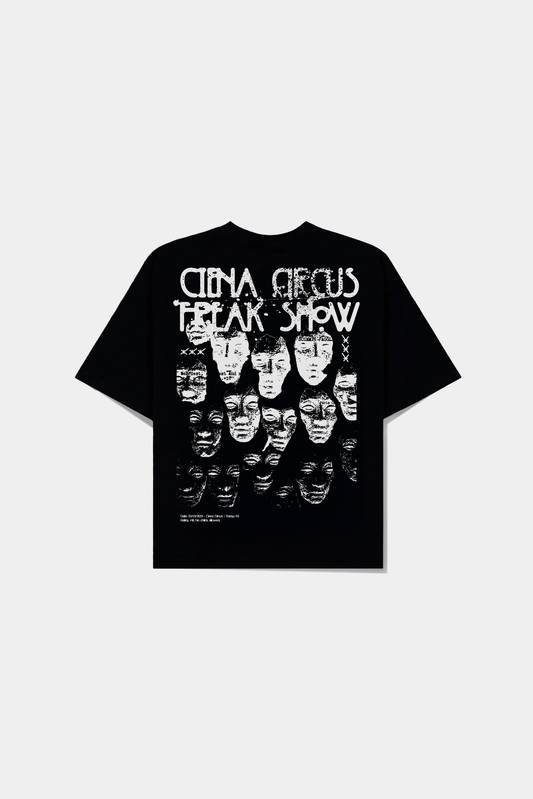 Camiseta Freak Show Classic Tee preta deitada, com as faces ilustradas e o lettering Ciena Circus Freak Show nas costas