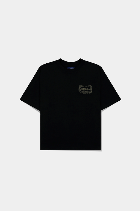 Camiseta preta Poema Classic Tee em vista frontal com estampa no peito