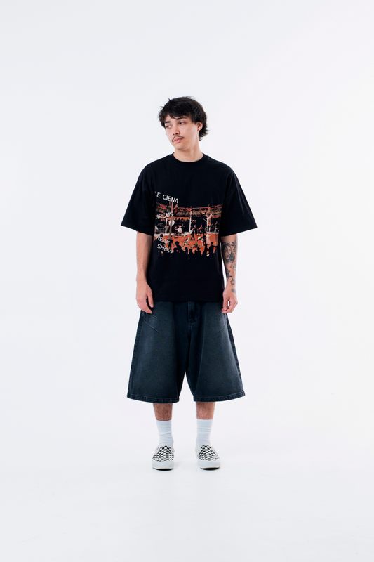 Modelo veste a Lo Spettacolo Black Heavy Tee preta com bermuda escura, vista frontal de corpo inteiro