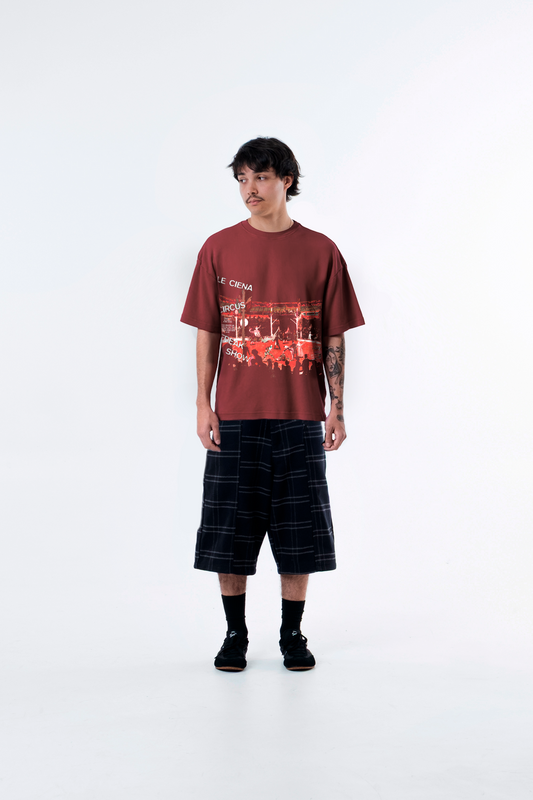 Modelo veste a Lo Spettacolo Red Heavy Tee vermelha com bermuda escura, vista frontal de corpo inteiro