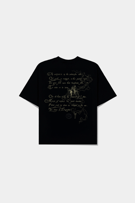 Camiseta preta Poema Classic Tee em vista traseira com estampa manuscrita