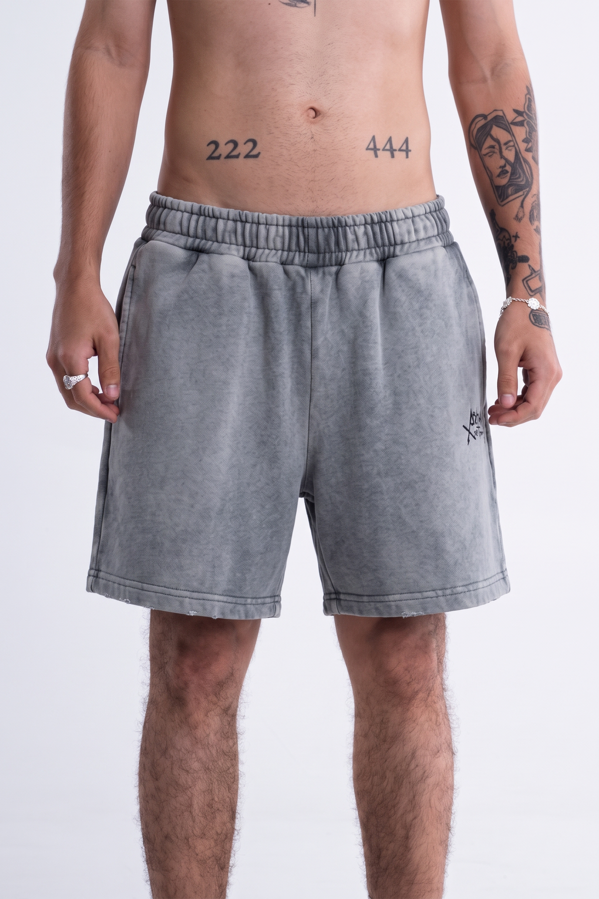 Modelo veste o Aspalth Shorts cinza, vista frontal em outro angulo