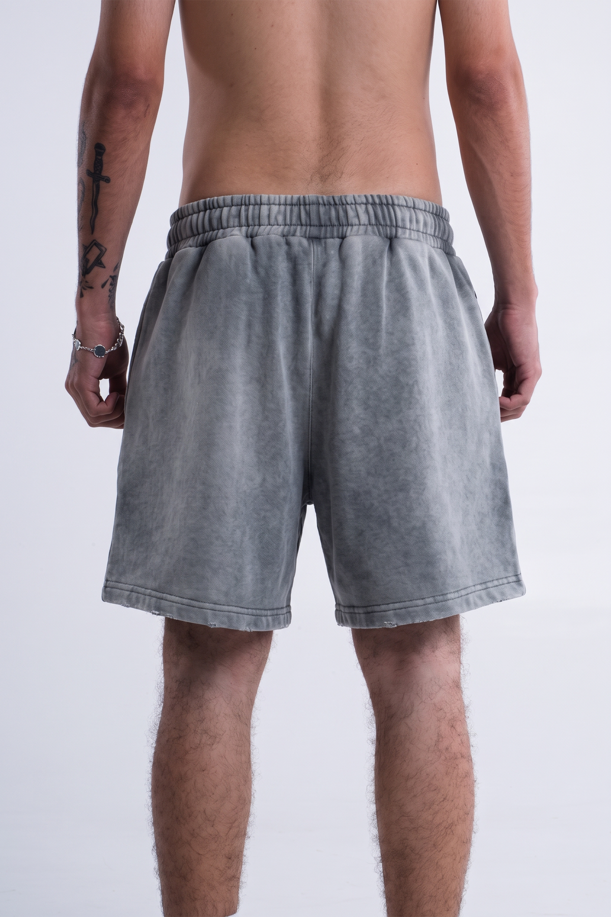 Modelo de costas vestindo o Aspalth Shorts cinza
