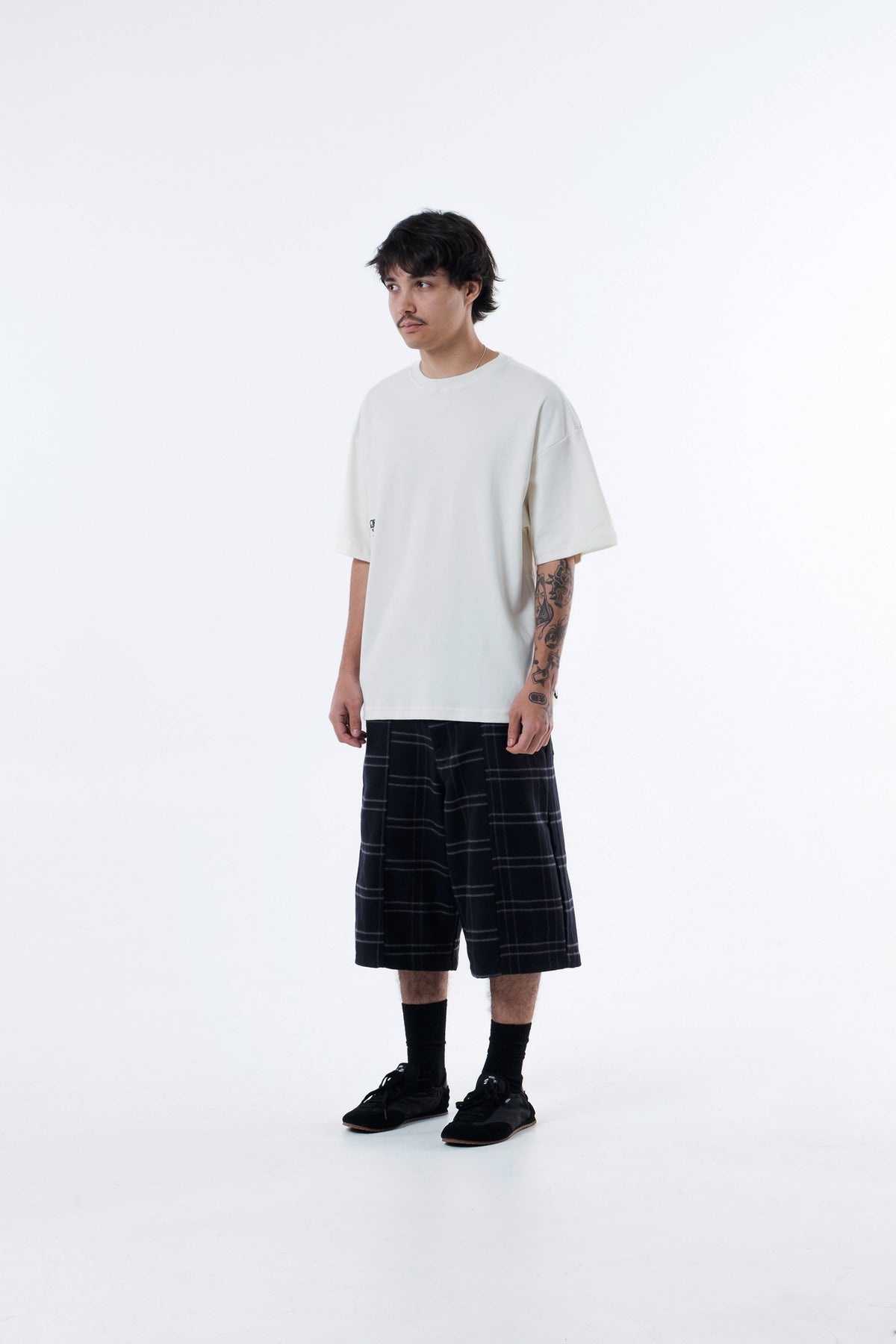 Modelo veste a Hypnotist Heavy Tee off-white, vista frontal em outro angulo