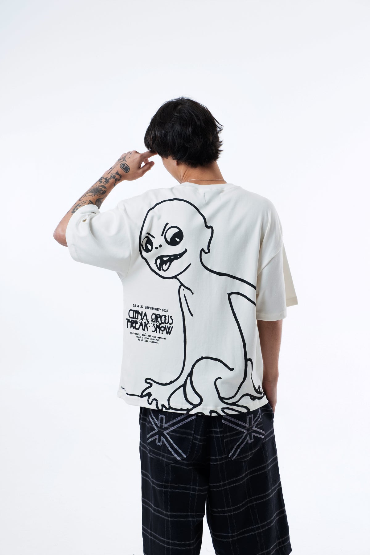 Detalhe da arte em tracos pretos nas costas da Hypnotist Heavy Tee no corpo do modelo