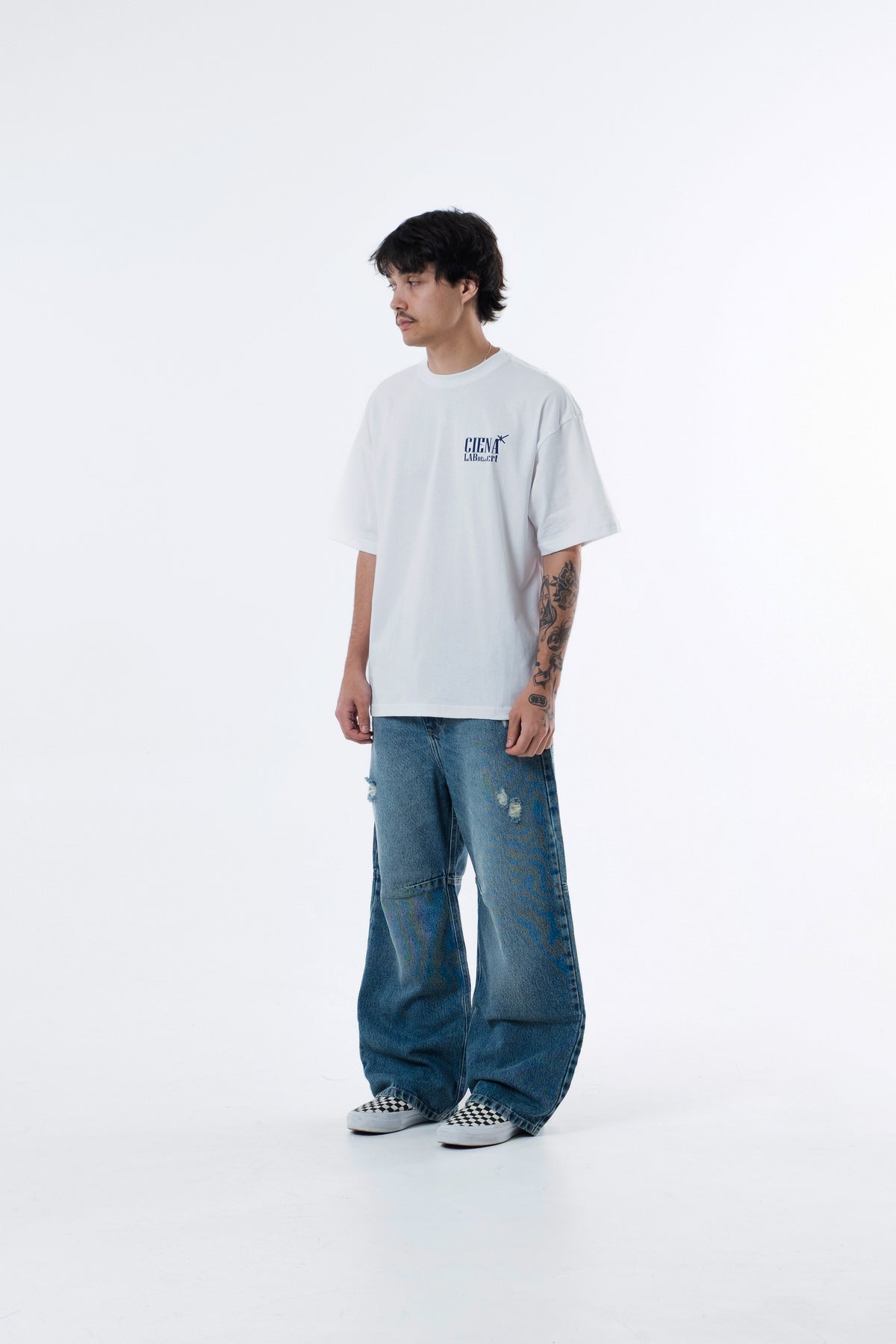 Modelo veste a A Danca Classic Tee off-white, vista frontal em outro angulo