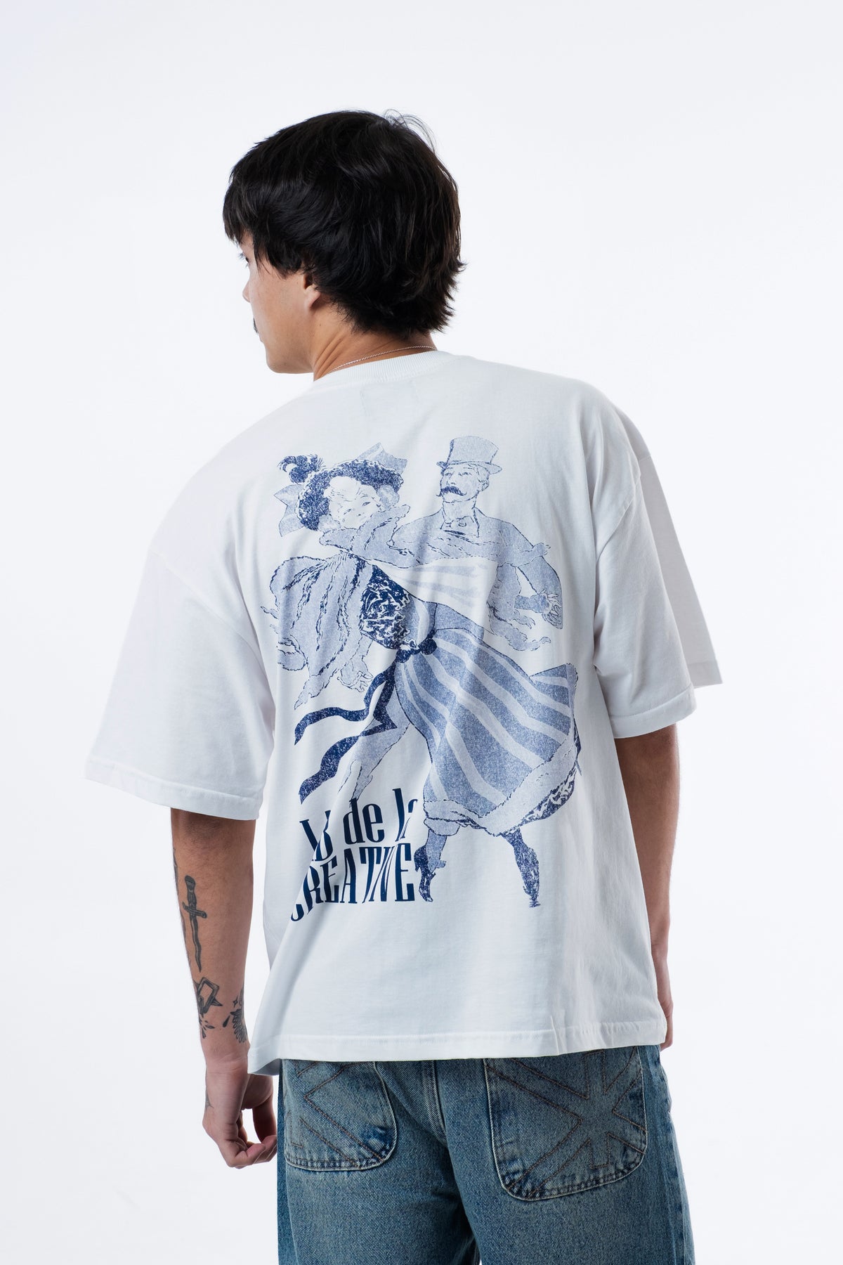 Detalhe da arte azul nas costas da A Danca Classic Tee no corpo do modelo