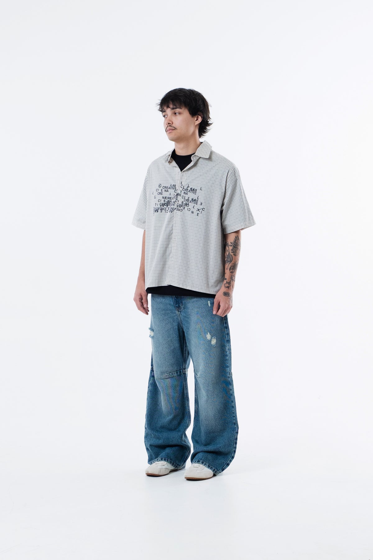 Modelo veste a Xadrez Bege Shirt, vista frontal em outro angulo