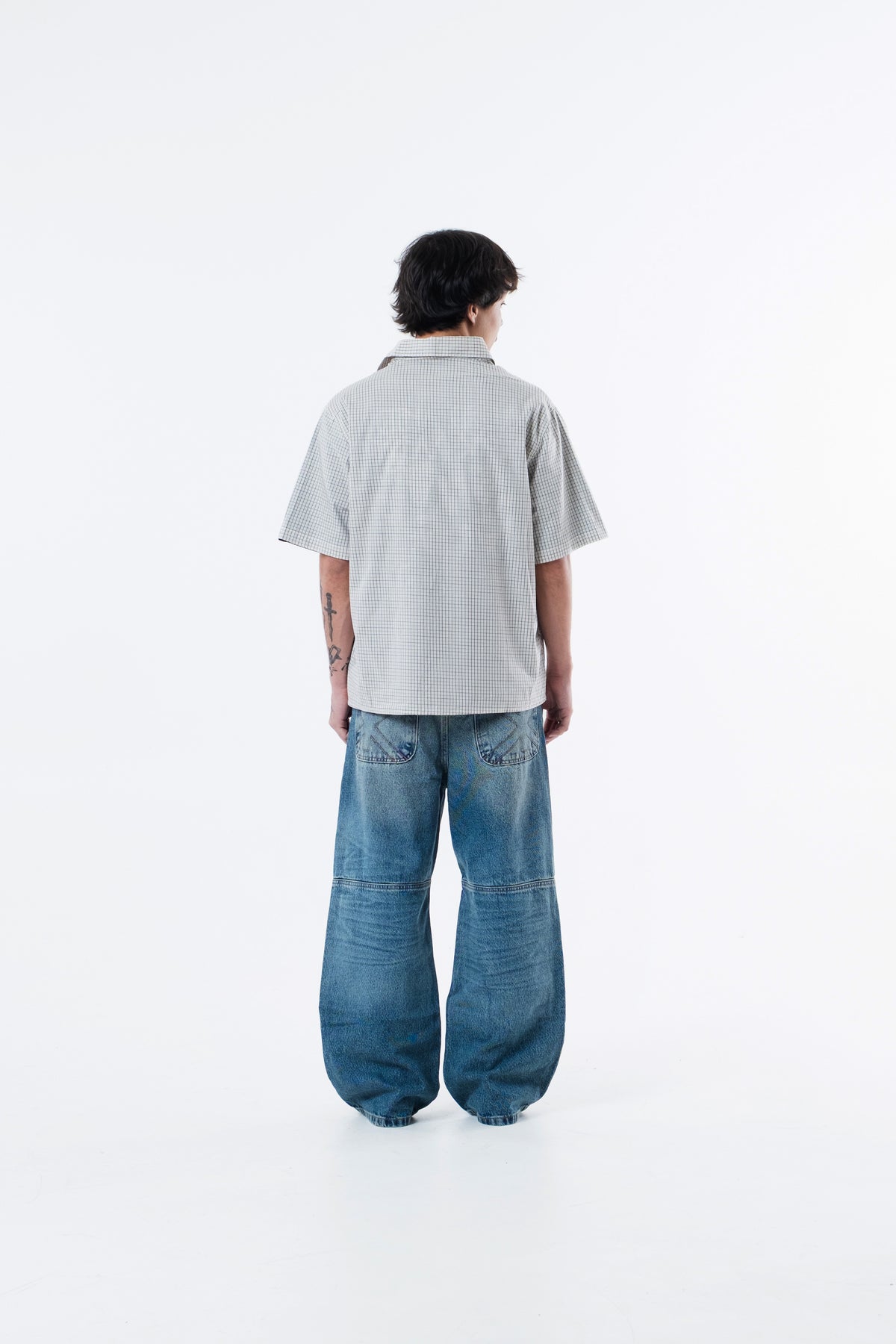 Modelo de costas vestindo a Xadrez Bege Shirt