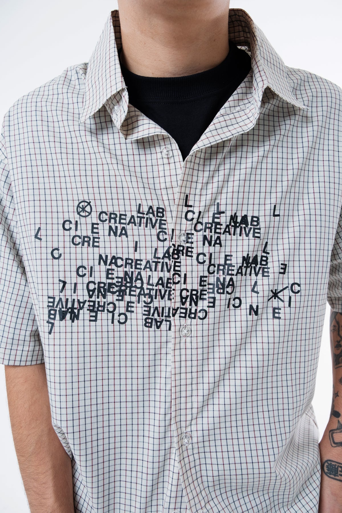 Detalhe do xadrez miudo e do lettering impresso na Xadrez Bege Shirt