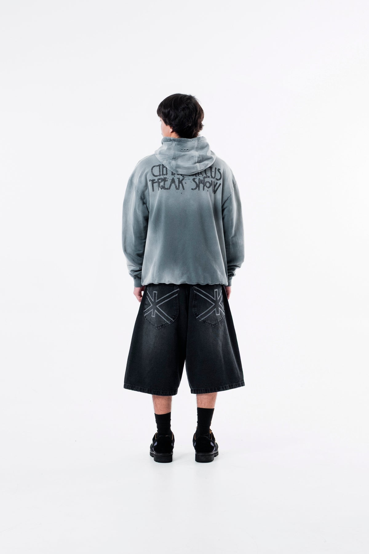 Modelo de costas vestindo o Aspalth Hoodie cinza, com o lettering nas costas
