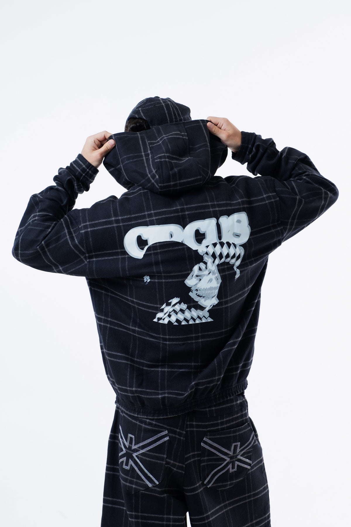 Modelo de costas ajustando o capuz do Joker Xadrez Hoodie