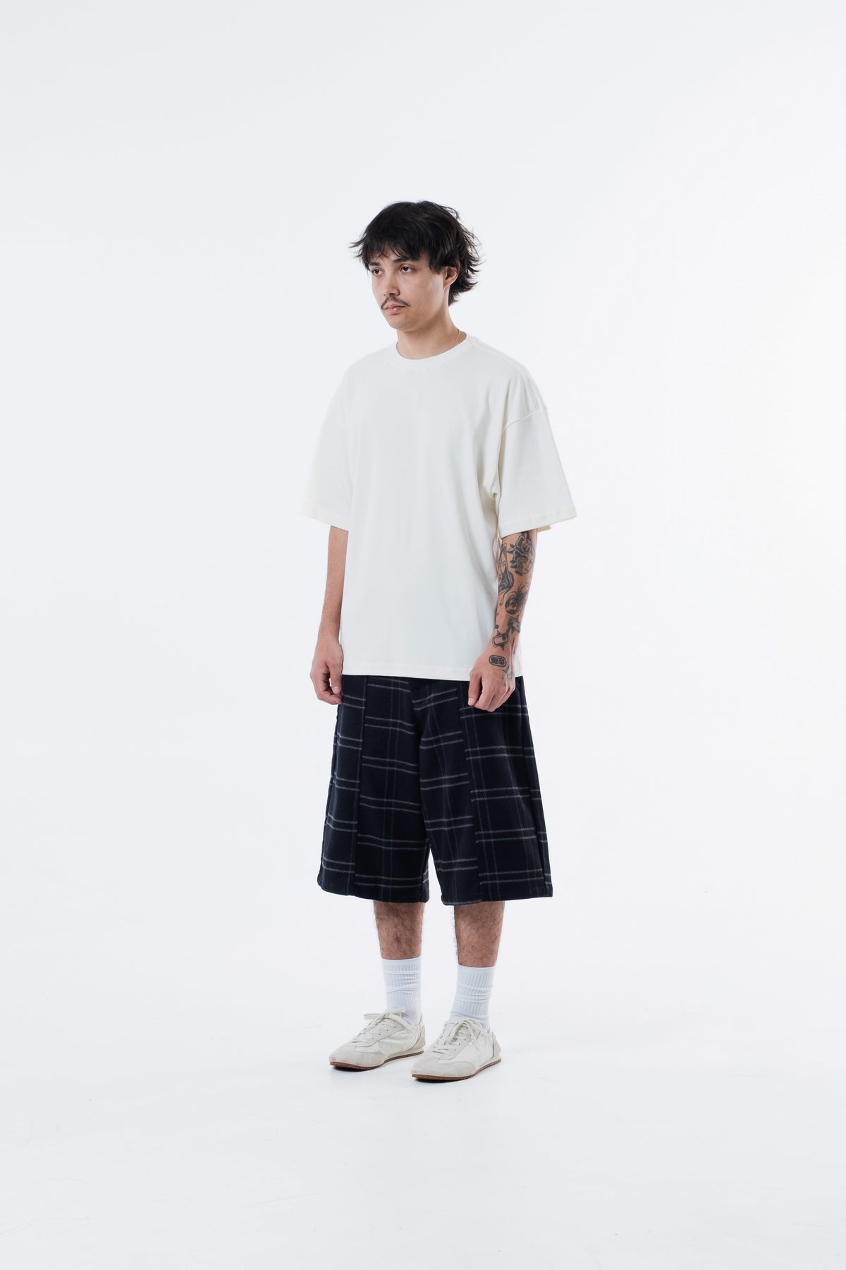Modelo veste a Mystere Heavy Tee off-white, vista frontal em outro angulo