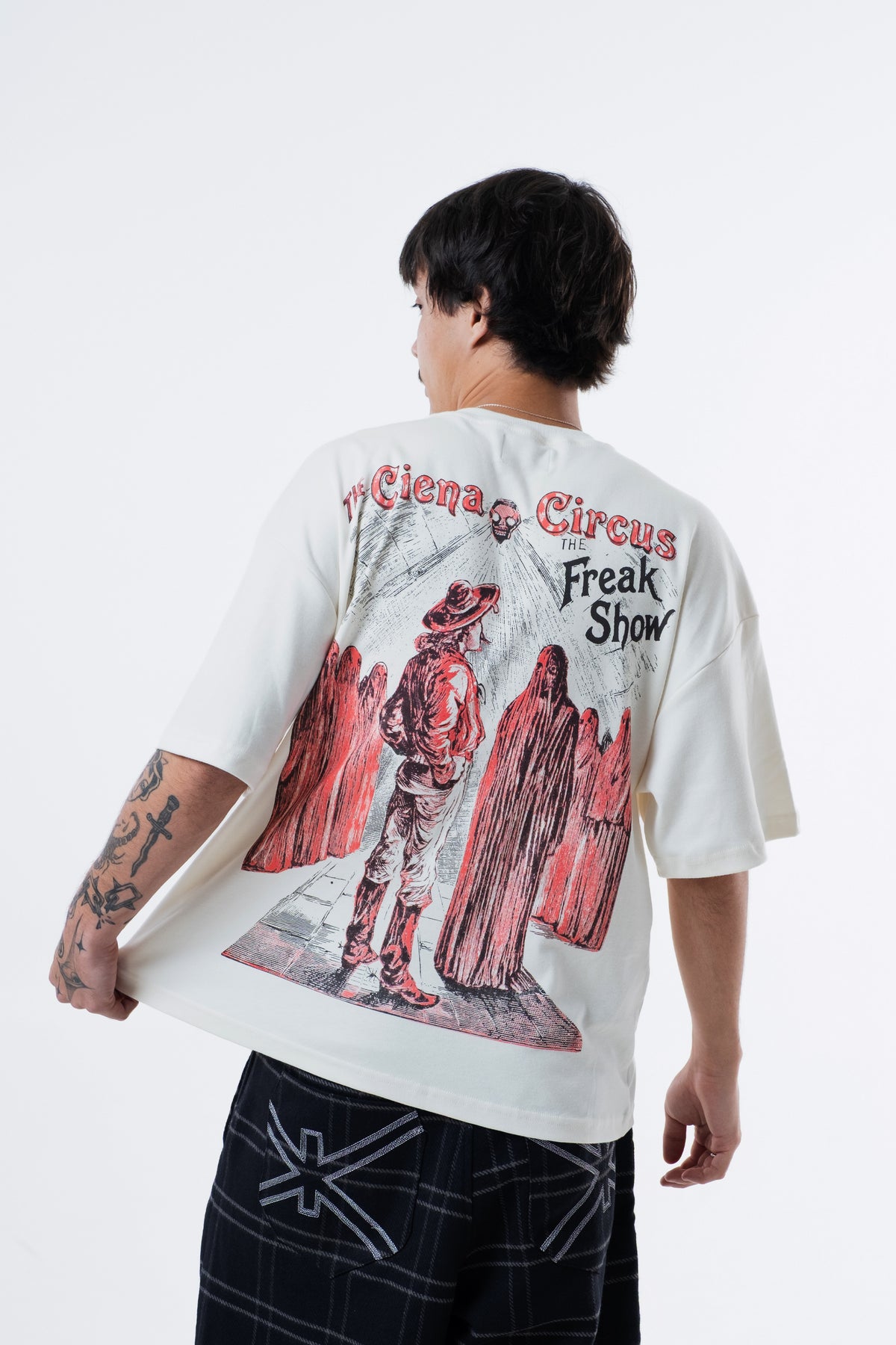 Detalhe da arte Circus Freak Show nas costas da Mystere Heavy Tee no corpo do modelo