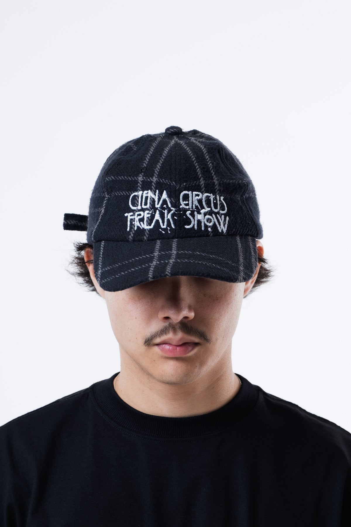 Modelo usa o Freak Show Dad Hat em xadrez preto, vista frontal