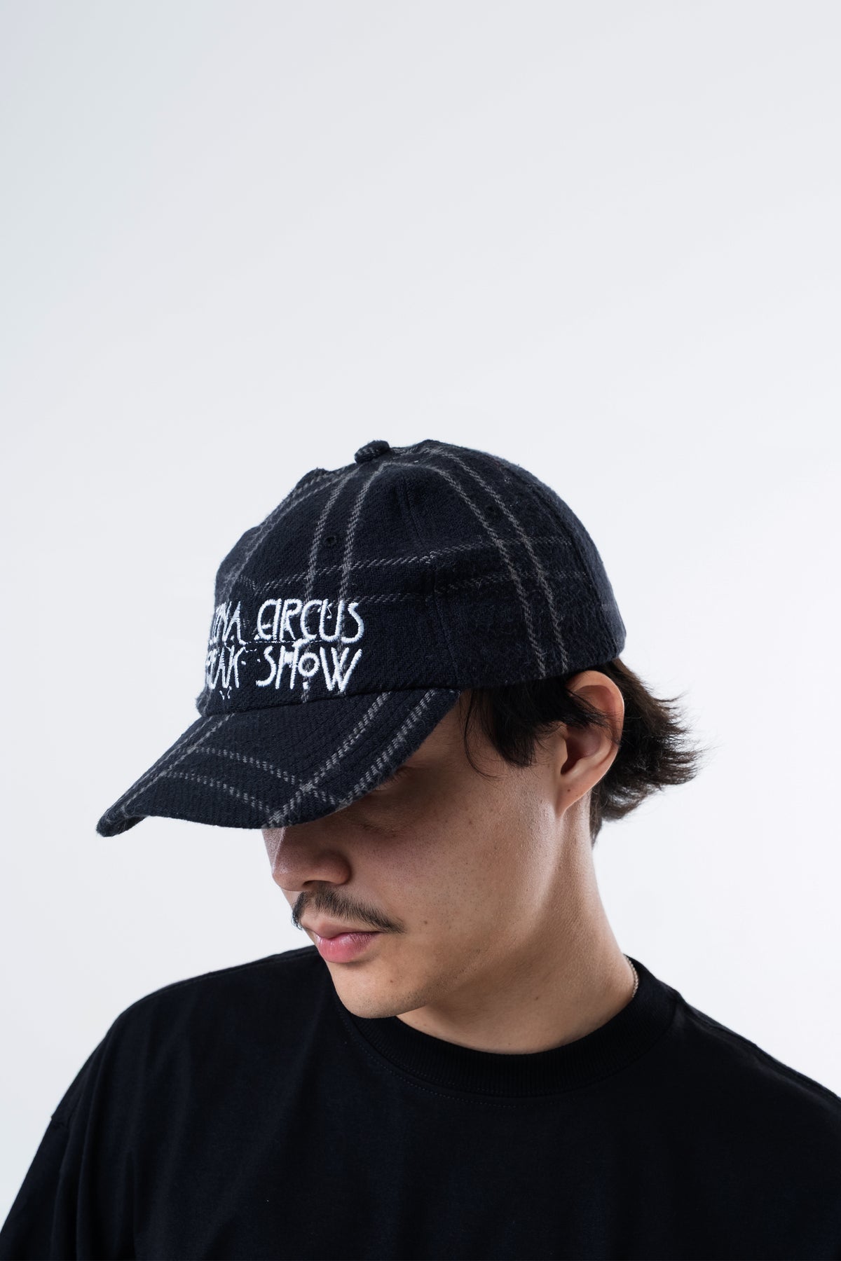 Modelo usa o Freak Show Dad Hat, vista de tres quartos