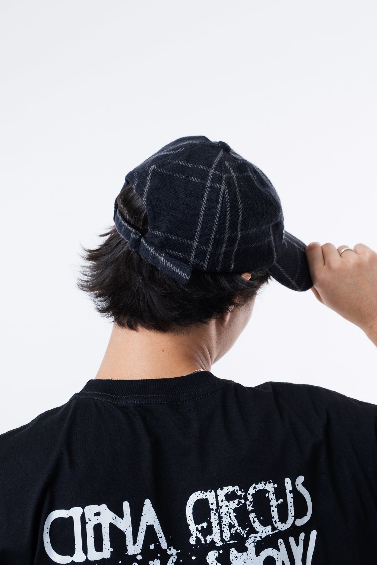 Modelo de costas usando o Freak Show Dad Hat, com a traseira do bone a mostra