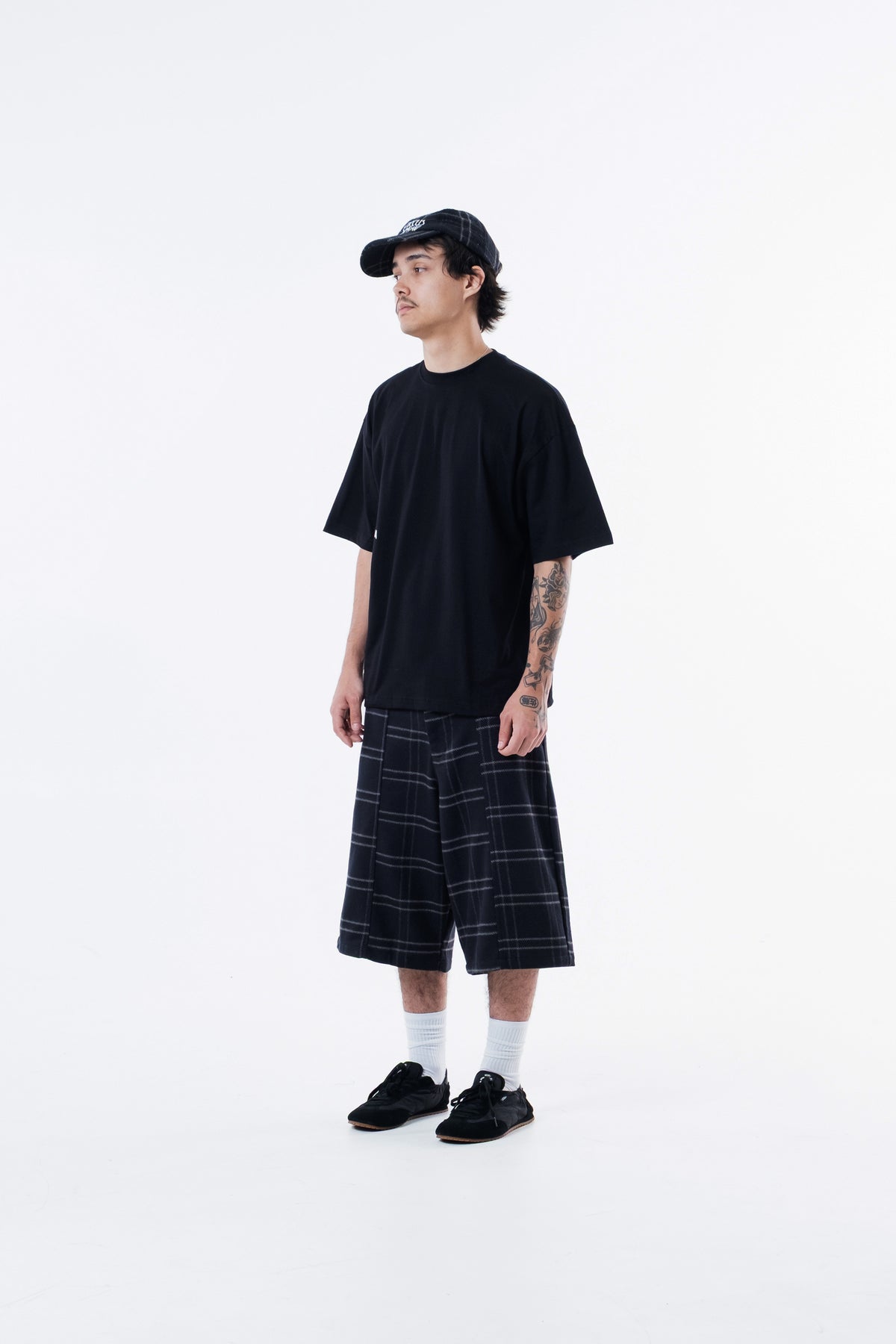 Modelo veste a Freak Show Classic Tee preta, vista frontal em outro angulo