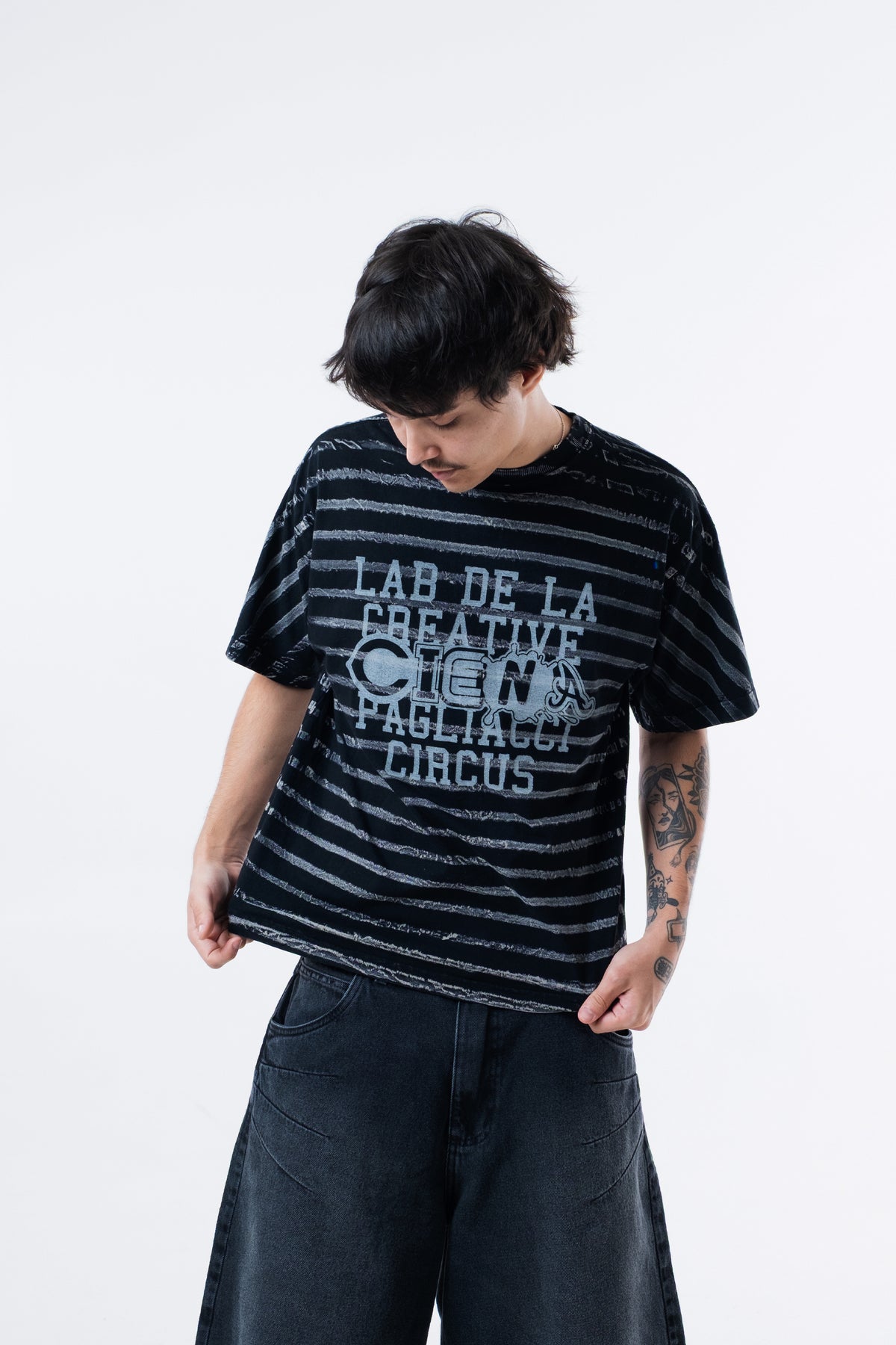 Modelo veste a Circus Staff Black Classic Tee, enquadramento aproximado do peito