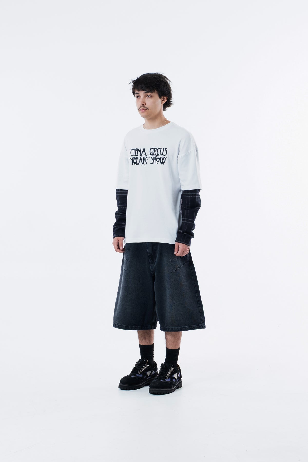Modelo veste a Freak Show Long Tee off-white, vista frontal em outro angulo