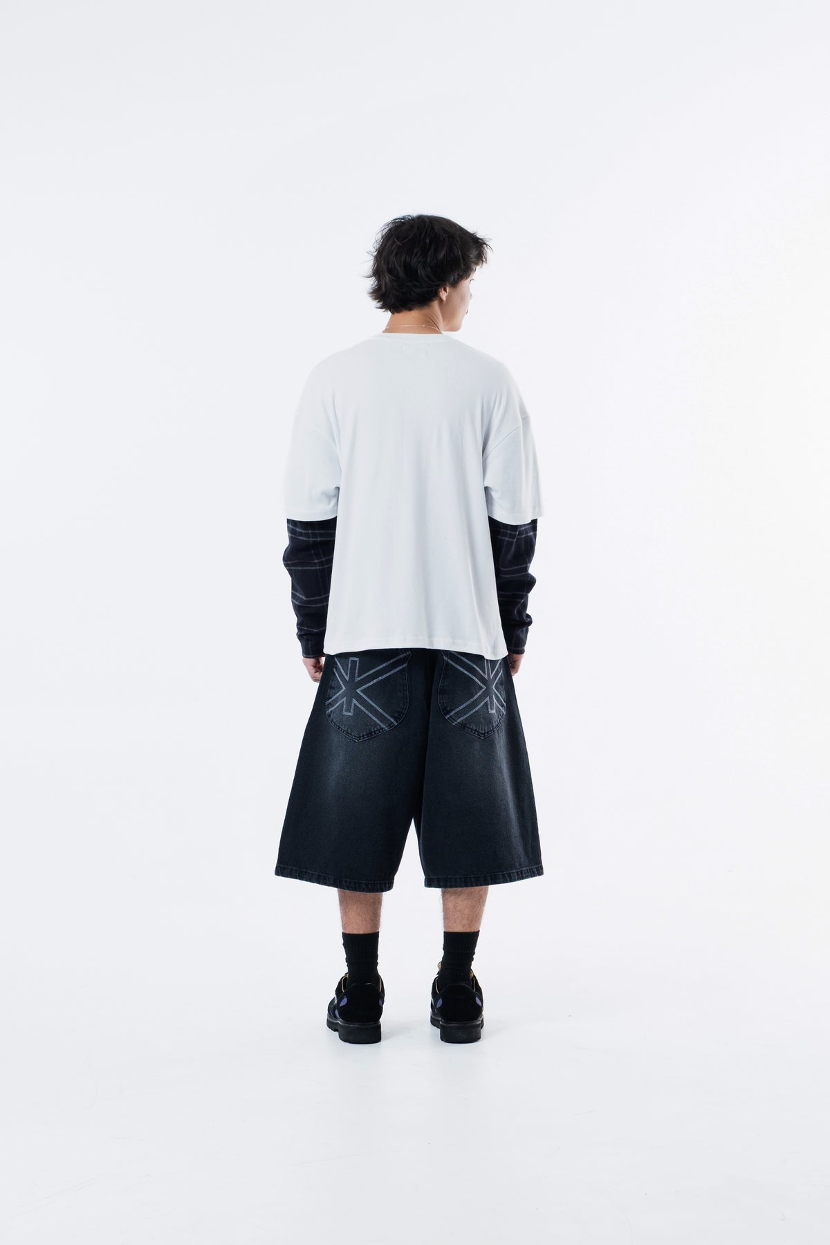 Modelo de costas vestindo a Freak Show Long Tee off-white de manga longa