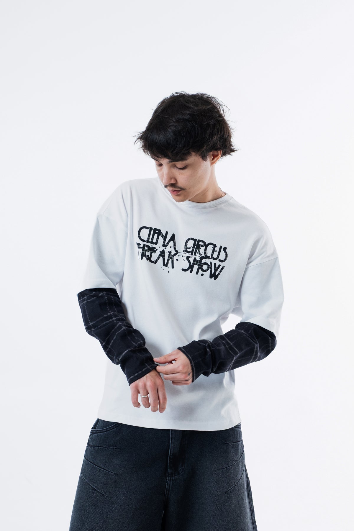 Modelo veste a Freak Show Long Tee, enquadramento aproximado do lettering no peito