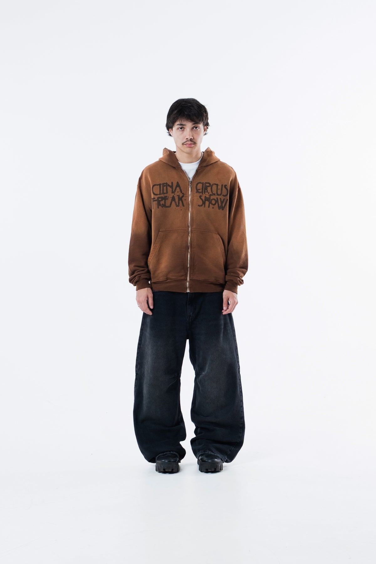 Modelo veste o Mud Hoodie marrom com calca escura, vista frontal de corpo inteiro