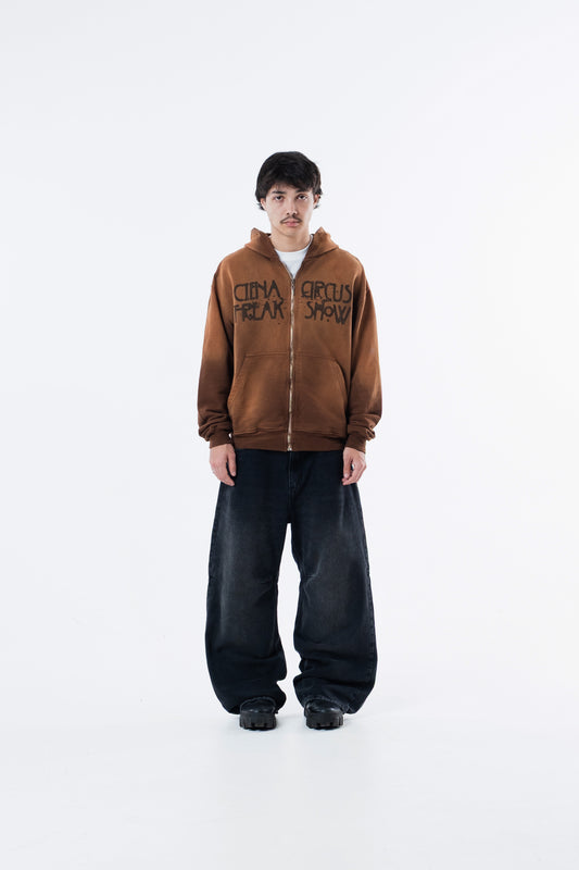 Modelo veste o Mud Hoodie marrom com calca escura, vista frontal de corpo inteiro
