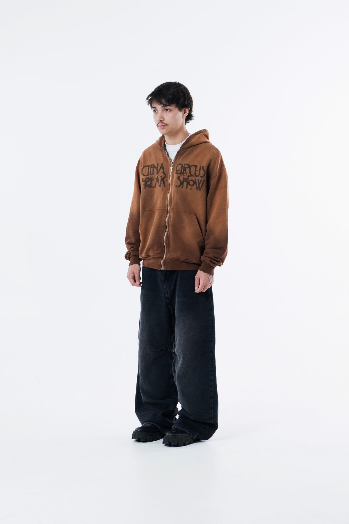 Modelo veste o Mud Hoodie marrom, vista frontal em outro angulo