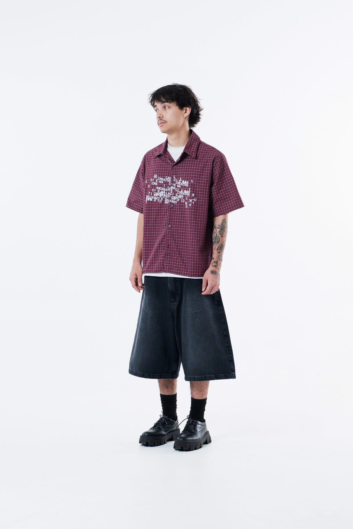 Modelo veste a Xadrez Red Shirt vermelha, vista frontal em outro angulo