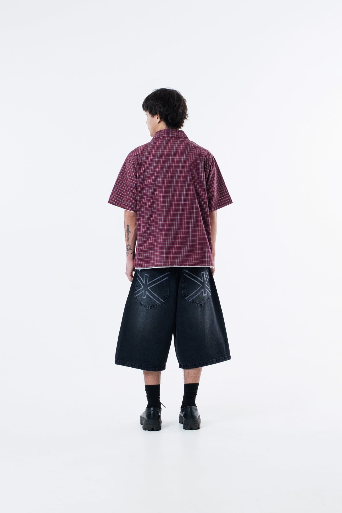 Modelo de costas vestindo a Xadrez Red Shirt vermelha