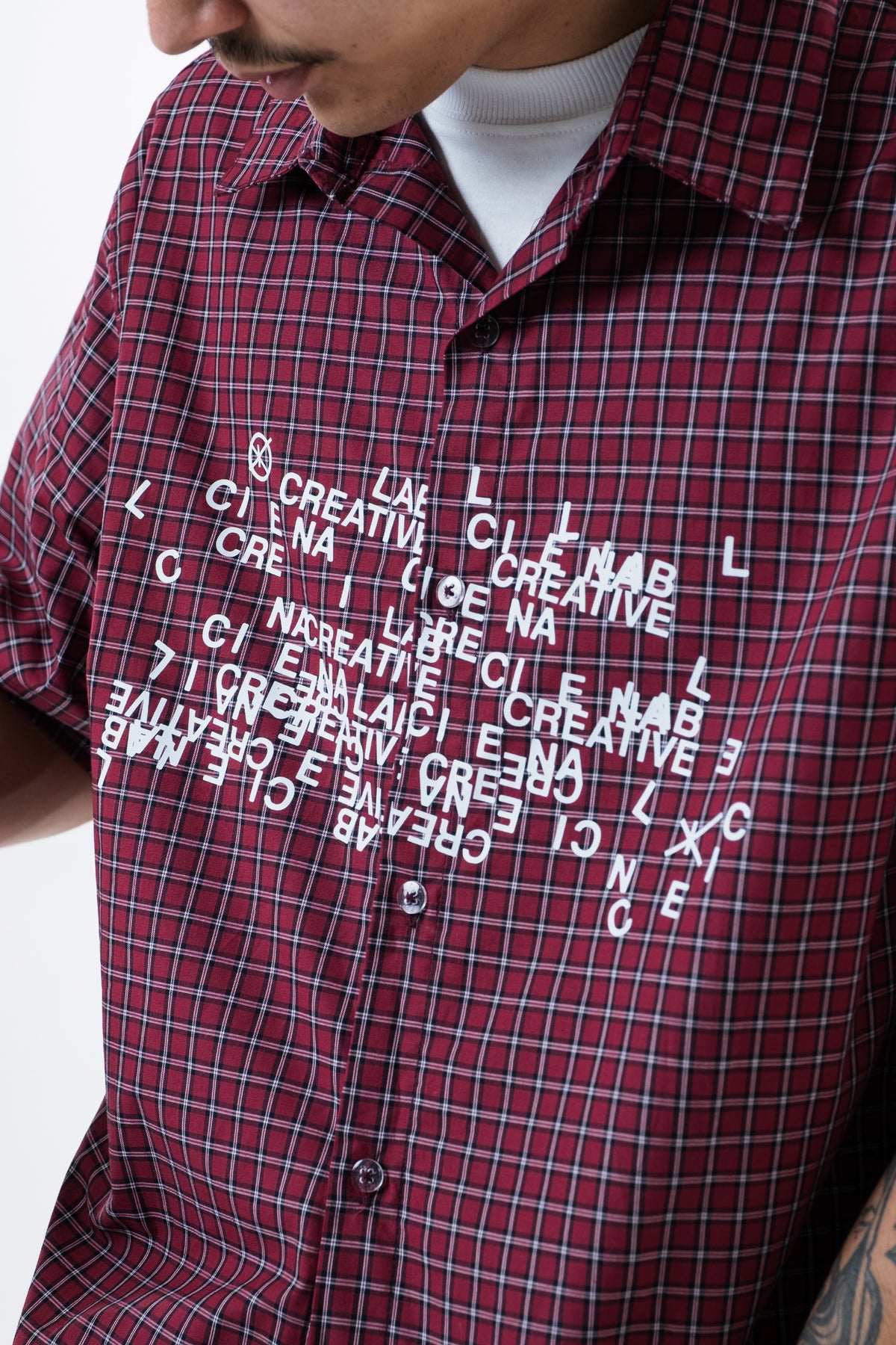 Detalhe do xadrez miudo e do lettering impresso na Xadrez Red Shirt