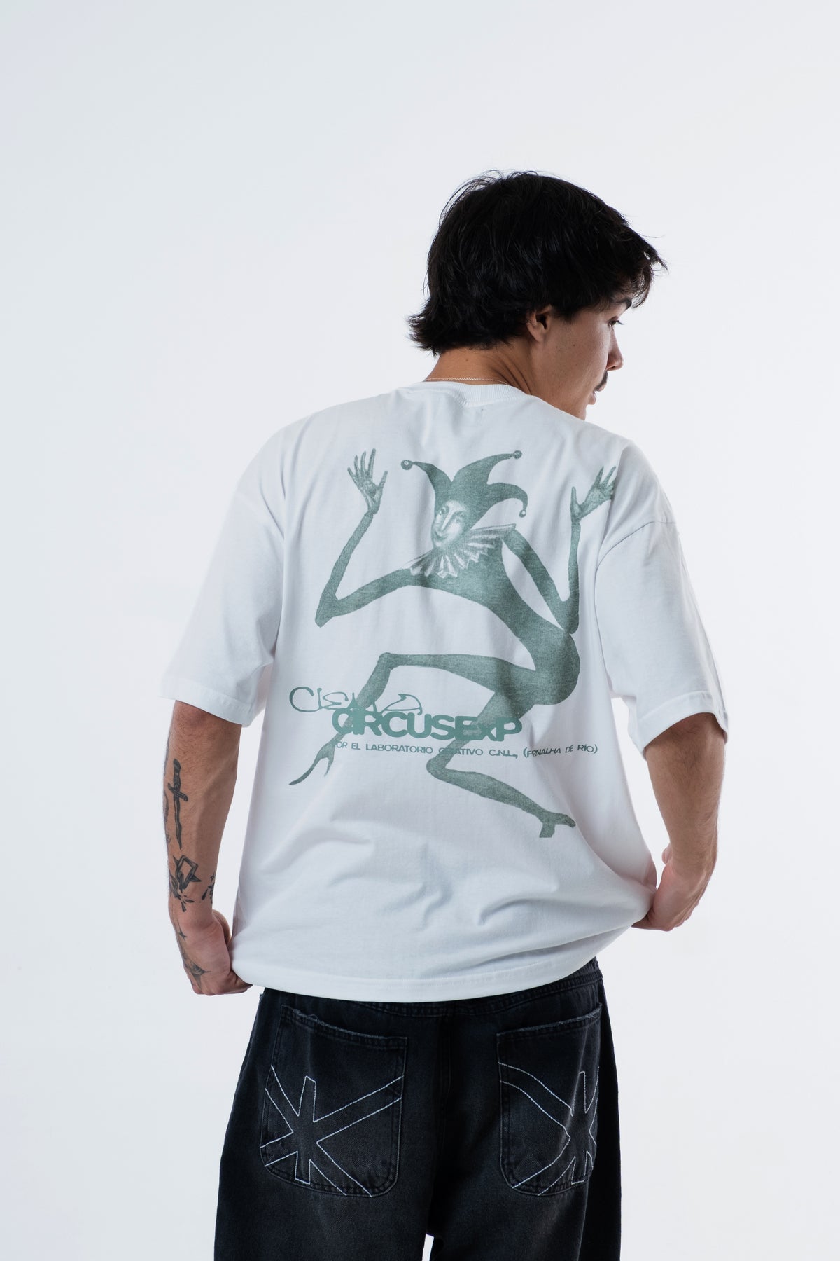 Detalhe da arte verde do bobo da corte nas costas da Triboulet Classic Tee