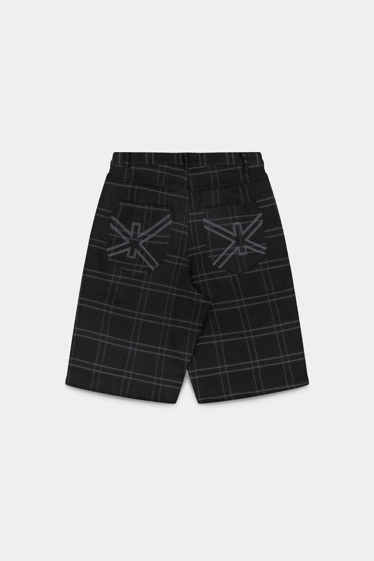 Bermuda Xadrez Long Shorts preta deitada, vista de tras com o simbolo Ciena nos bolsos