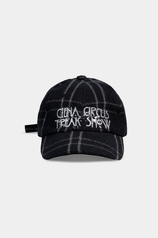 Bone Freak Show Dad Hat em xadrez preto, com o bordado branco Ciena Circus Freak Show na frente