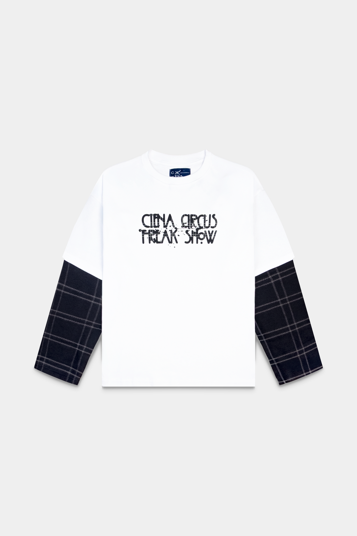 Camiseta Freak Show Long Tee off-white de manga longa deitada, com mangas xadrez escuras e lettering Ciena Circus Freak Show no peito