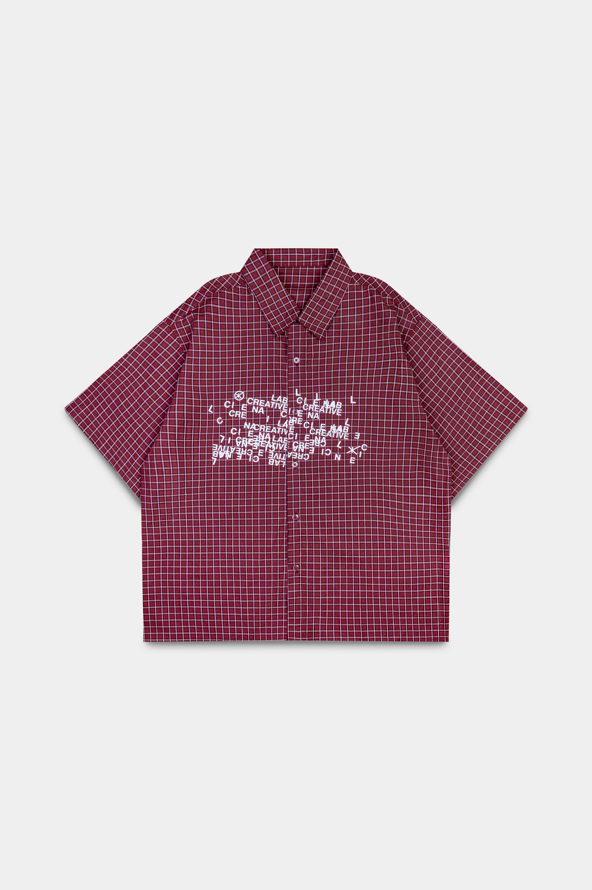 Camisa Xadrez Red Shirt vermelha deitada, com xadrez miudo e lettering impresso na frente