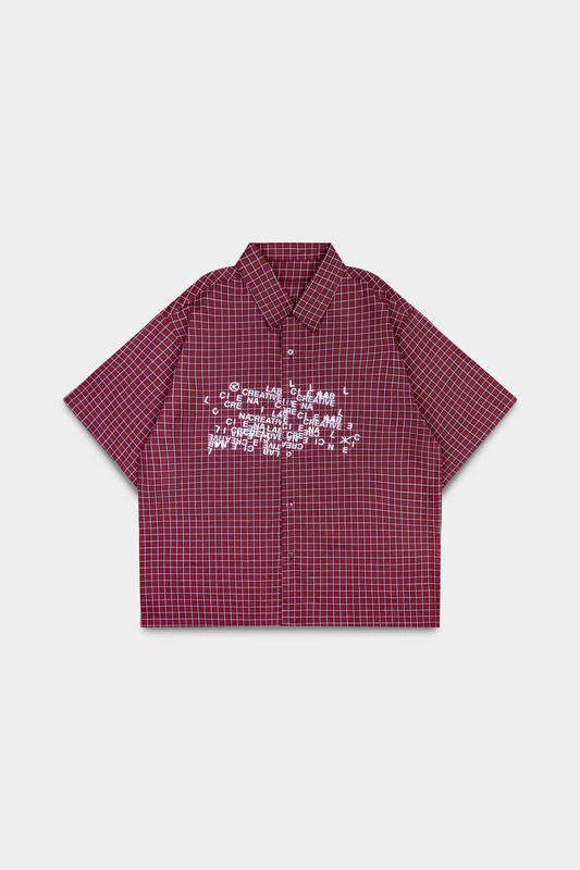 Camisa Xadrez Red Shirt vermelha deitada, com xadrez miudo e lettering impresso na frente