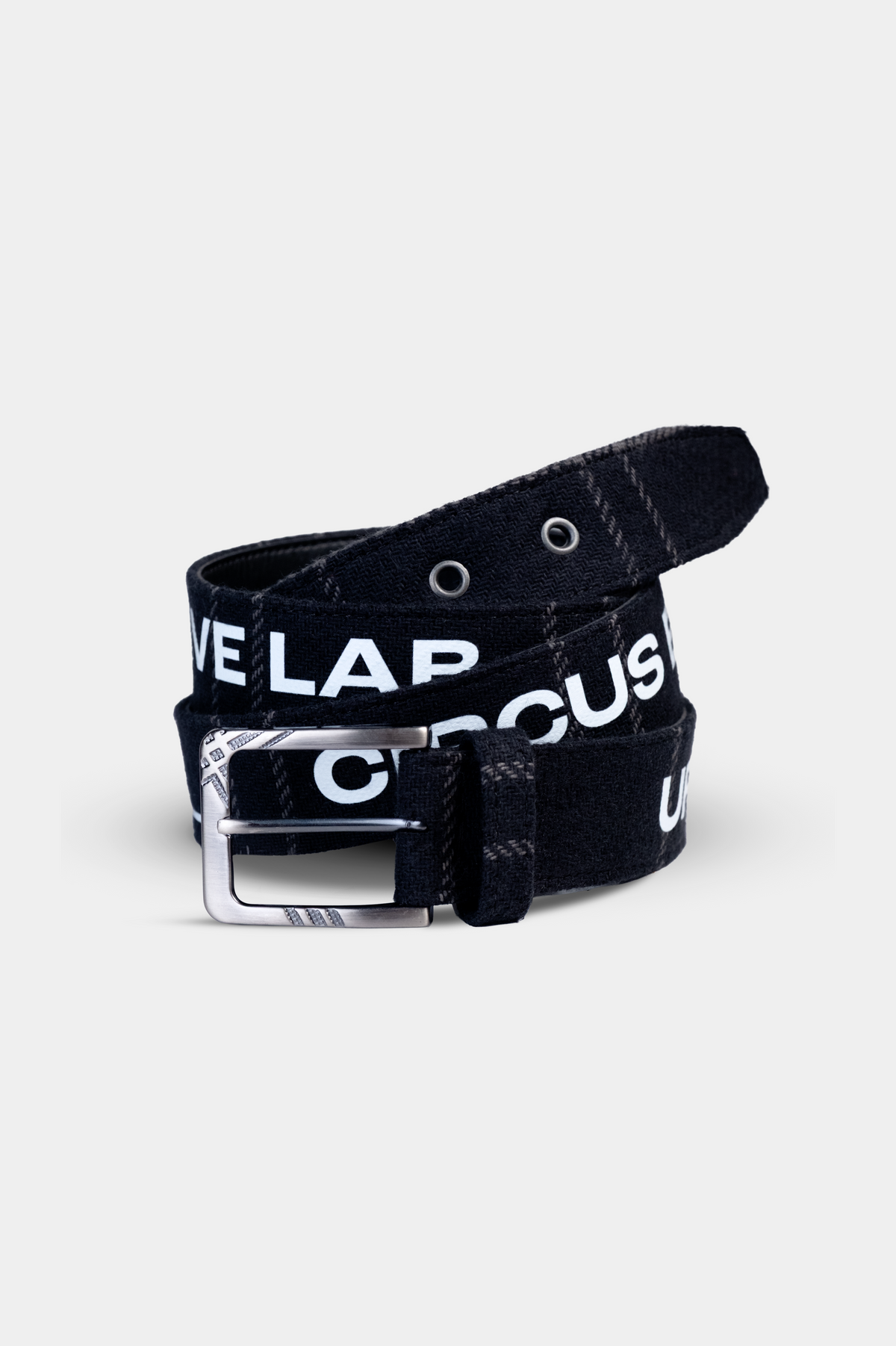Cinto Xadrez Black Belt enrolado, em xadrez preto com lettering branco e fivela metalica