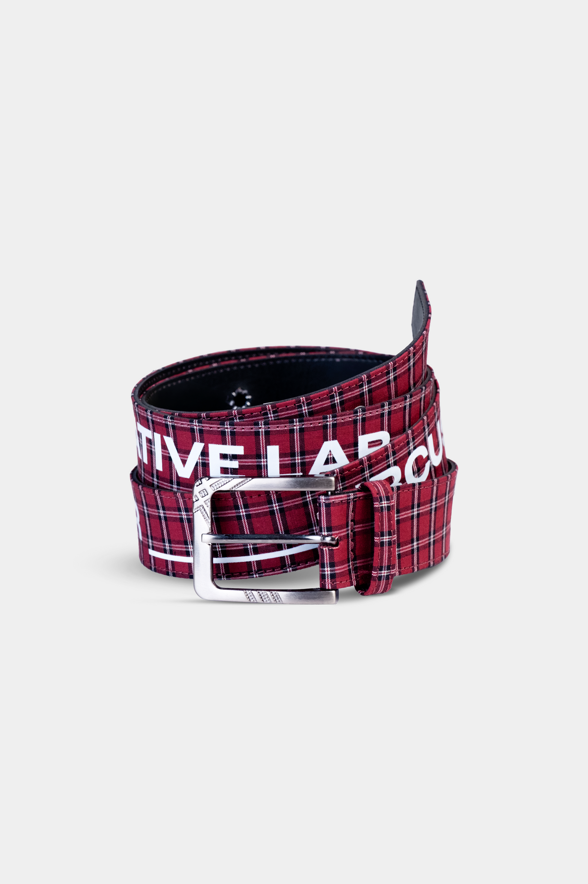 Cinto Xadrez Red Belt enrolado, em xadrez vermelho com lettering branco e fivela metalica