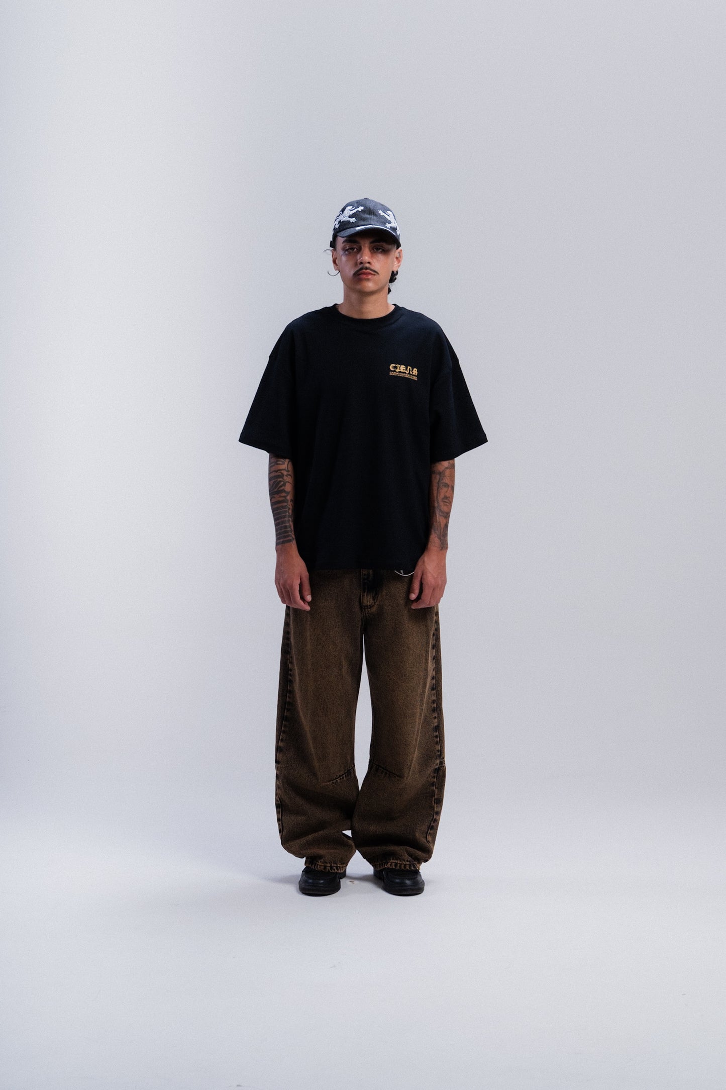 Xilogravura Heavy Tee da CIENA - camiseta, foto no corpo