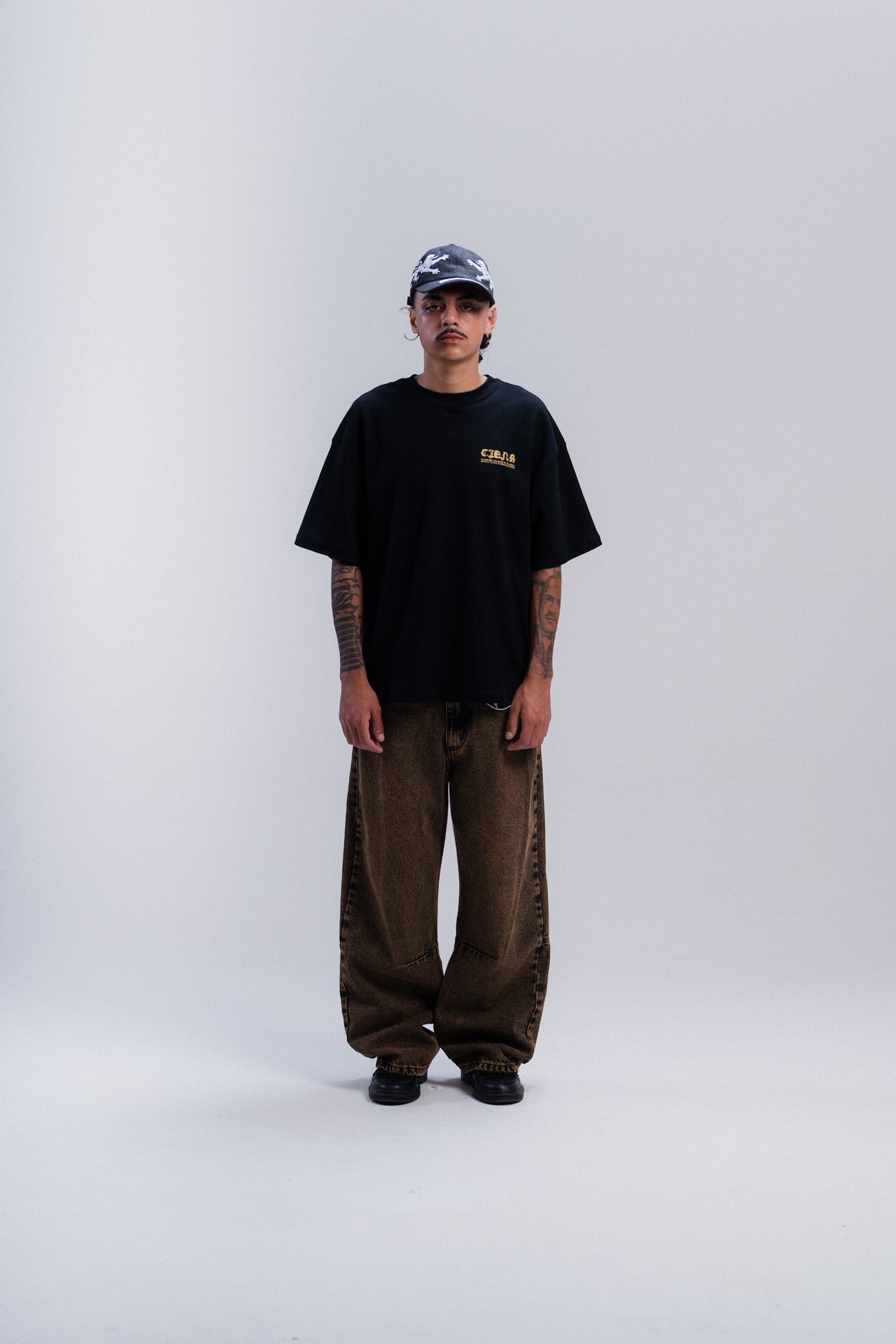 Xilogravura Heavy Tee da CIENA - camiseta, foto no corpo